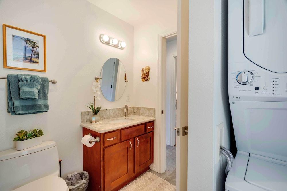 Waipouli Beachfront Condo w/ Balcony + Ocean Views