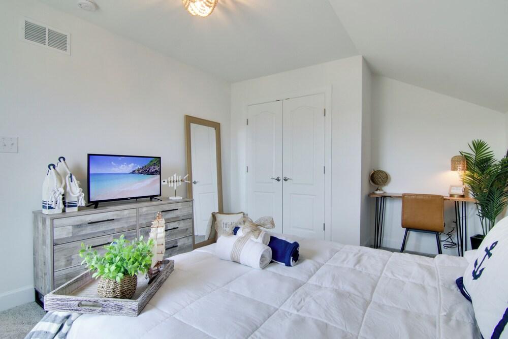 Ocean View Home w/ Beach Shuttle, 5 Mi to Coast!