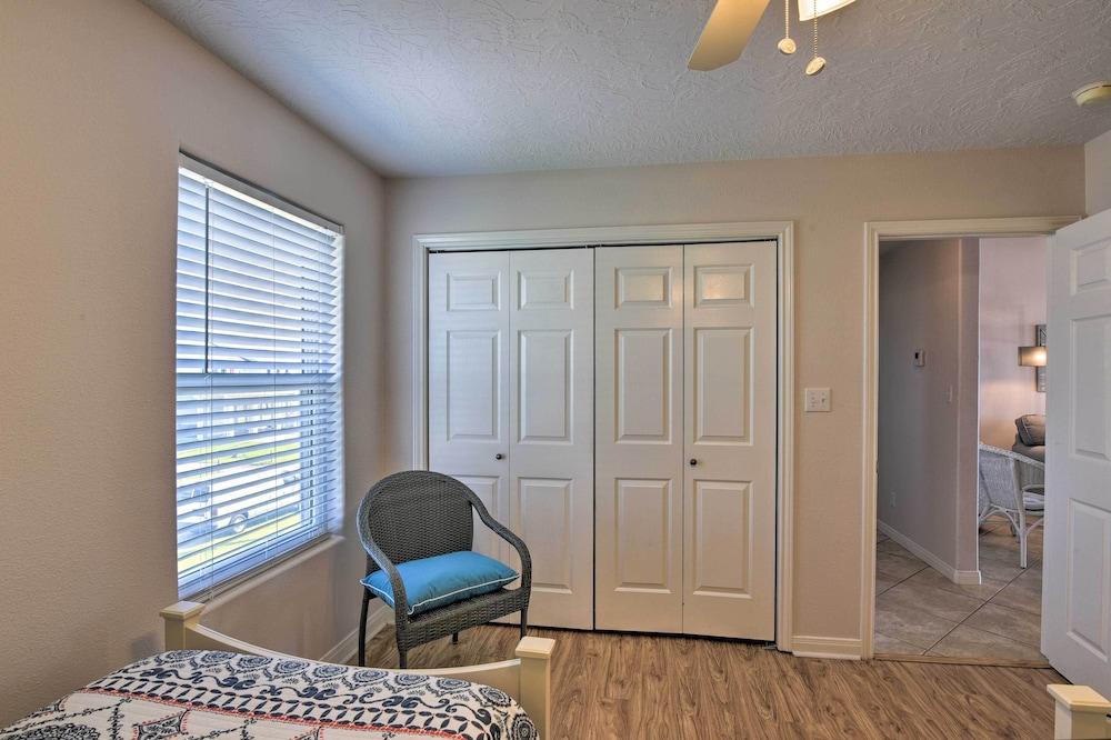 Beachfront Getaway w/ Deck & Views in Galveston