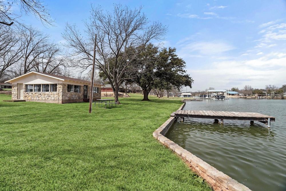Lakefront Cabin + Guest House Near Granbury Square