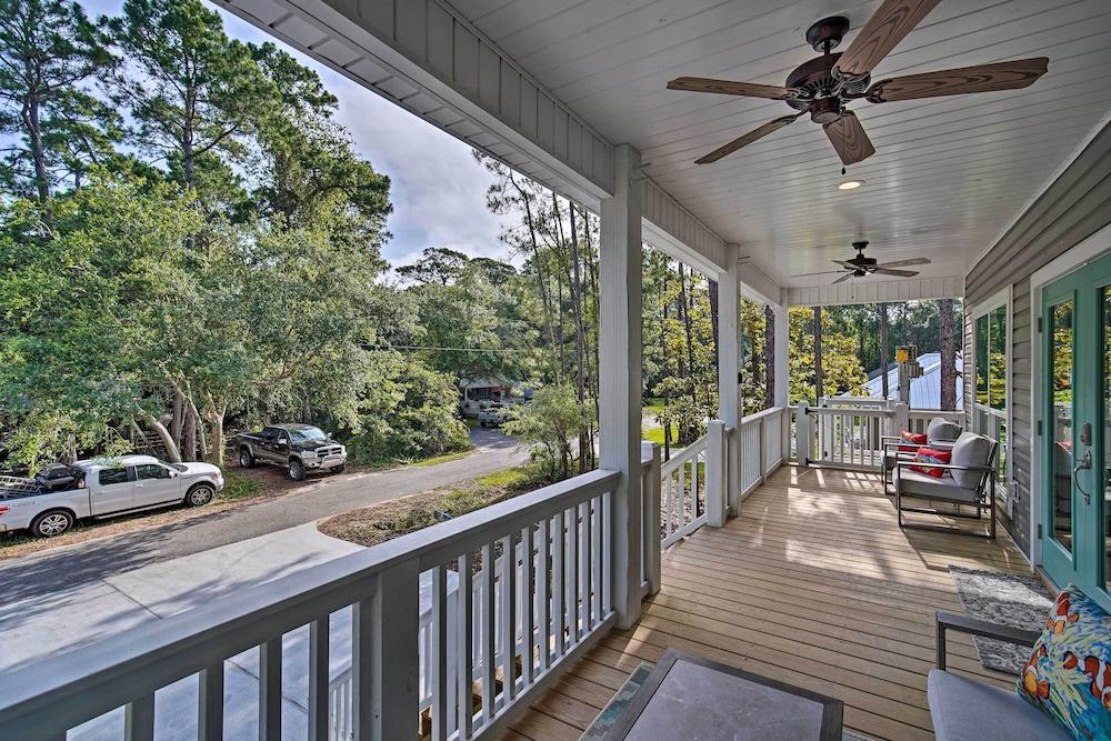 Quiet Fisherman's House w/ Hot Tub + Tropical Bar!
