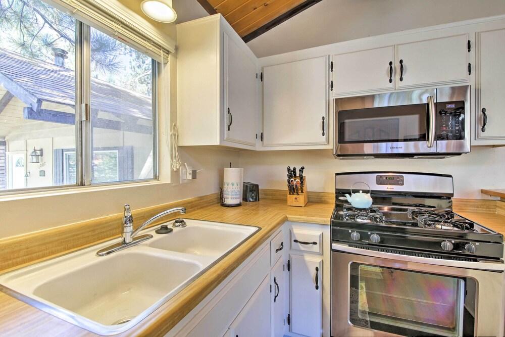 Cozy Cabin w/ Deck & Fireplace in Big Bear!