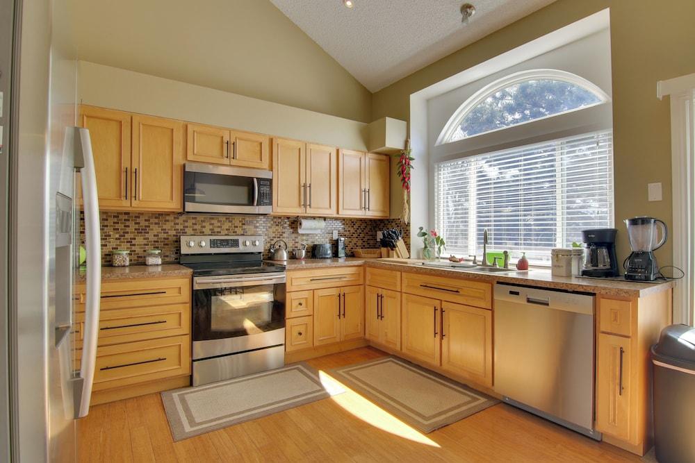 Cozy Colorado Springs Abode: 8 Mi to Downtown!