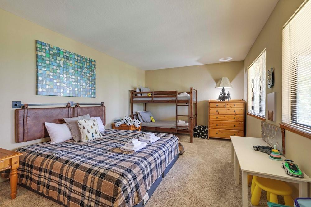 Deck & Views: Pet-friendly Starry Pines Cabin