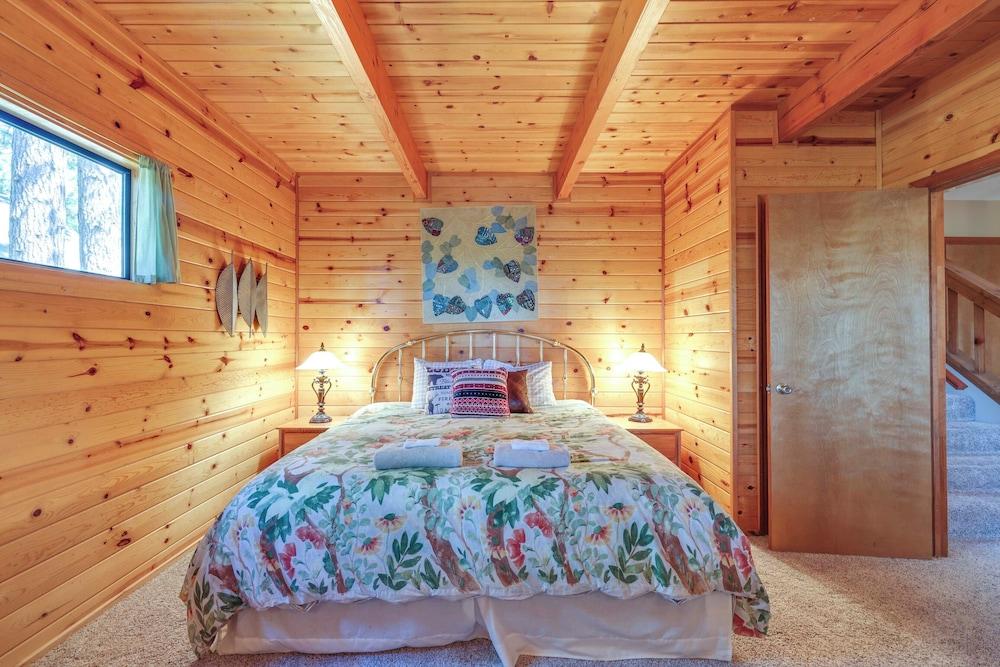 Deck & Views: Pet-friendly Starry Pines Cabin