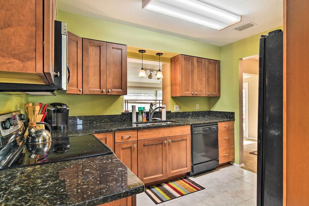 Snowbird Sanctuary w/ Covered Patio in Bradenton