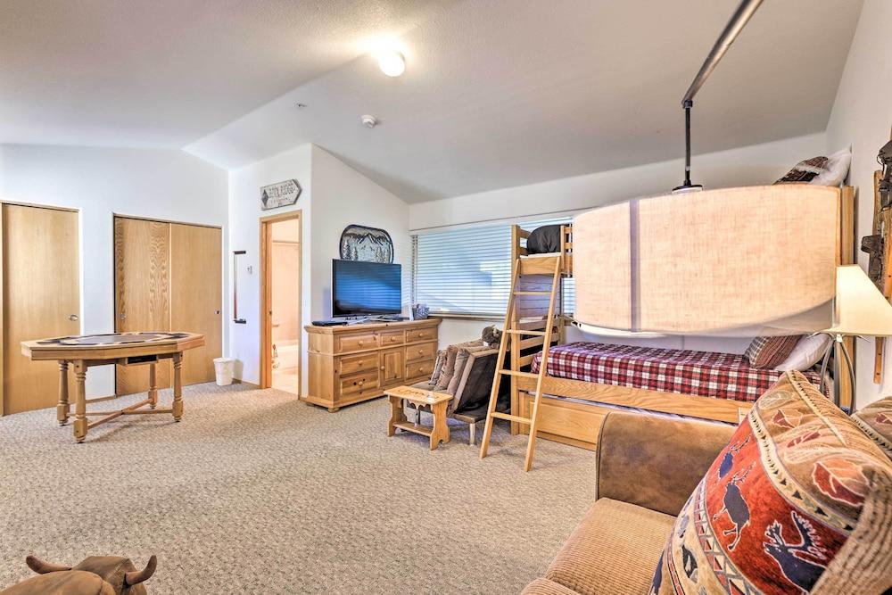 10 Mi to Keystone Slopes: Mtn-view Condo!