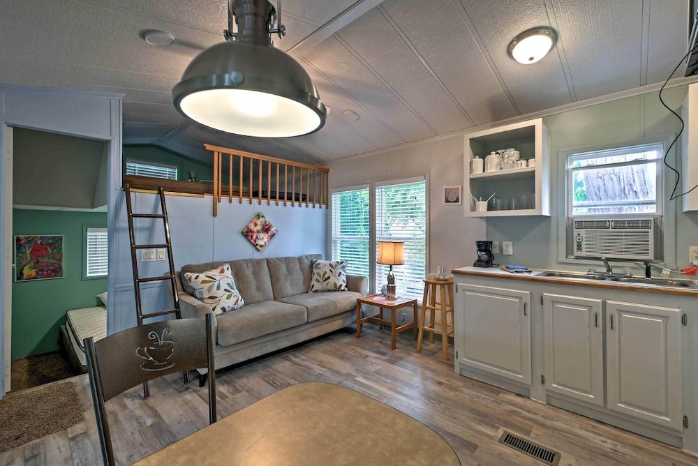 Cozy Middle Bass Cabin w/ Grill & Lagoon Access!