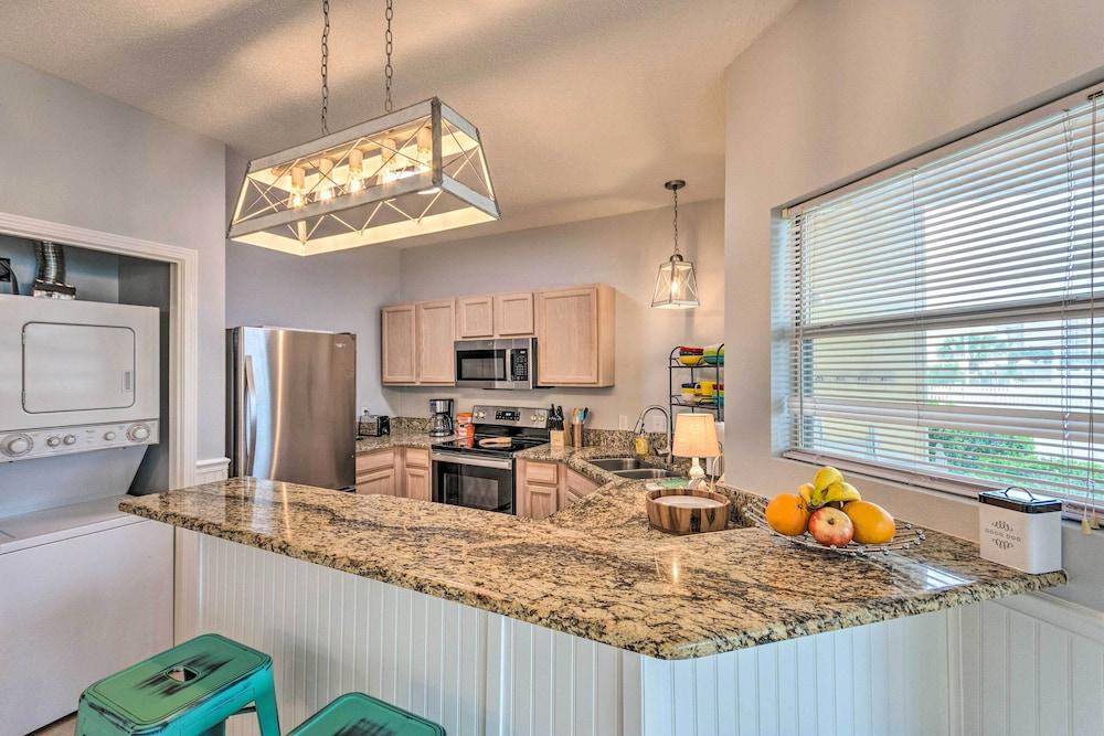 Coastal Condo With Pool - Walk to Destin Beach!