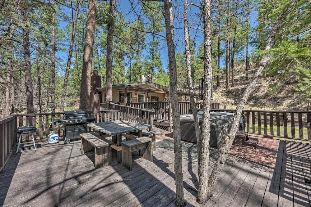 Tranquil Cabin w/ Stream & Deck Near Dtwn Ruidoso!