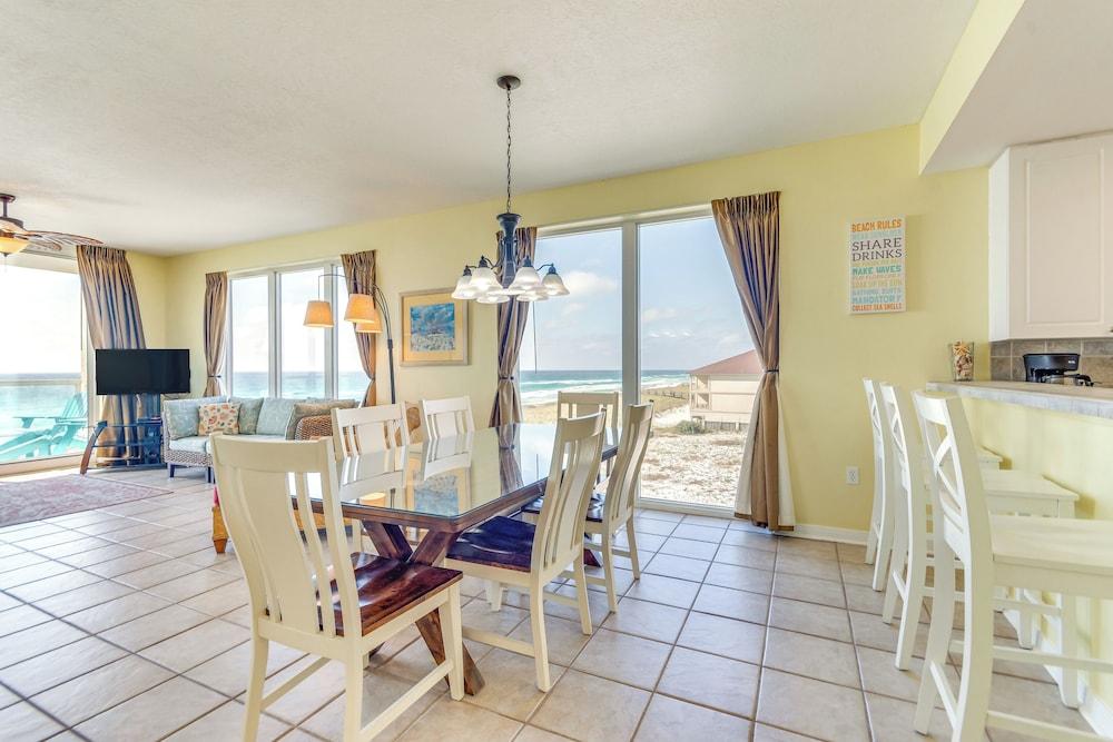 Vibrant Navarre Condo: Pool & Beach Chair Service!