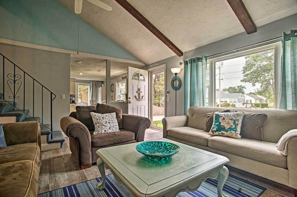 Walk to Beach: Quaint Dennis Home w/ Deck + Grill!