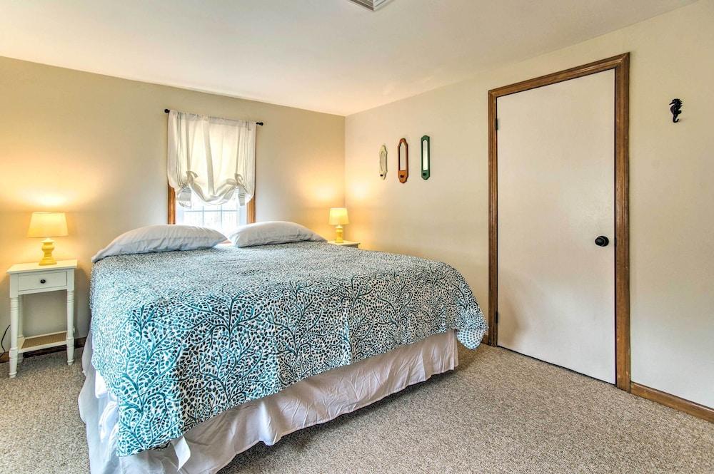 Traditional Cape Cod Cottage: Walk to Beach!