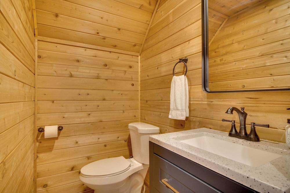 Private Hot Tub: Hatcher Mountain Getaway