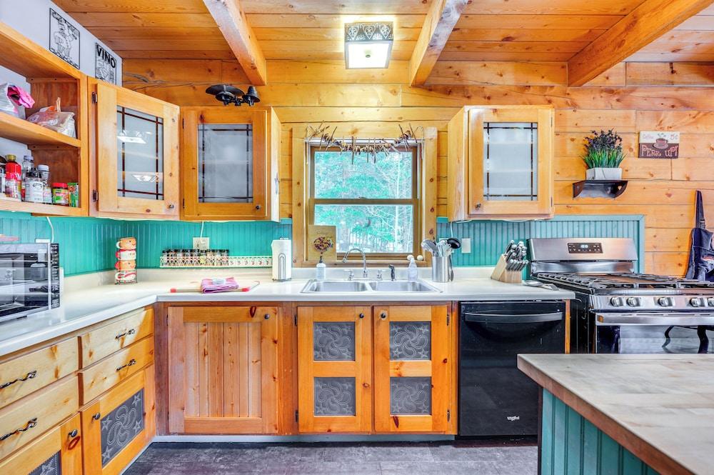 Deck, Fire Pit & Grill: Log Cabin in Black Hawk