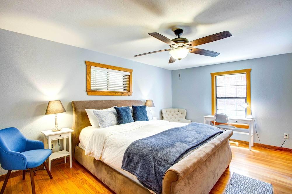 Cedar Creek Lakefront Vacation Rental w/ Pool