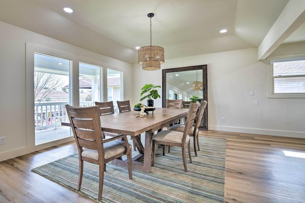 Lake Dayz Granbury Retreat w/ Private Dock!