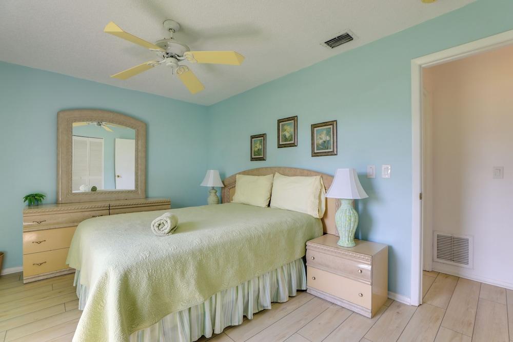 Pool, Lake & Sunset Views: Home in Sarasota