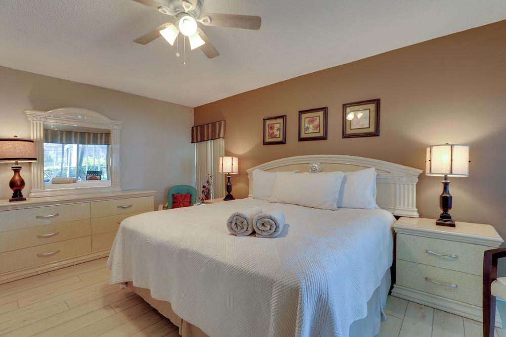 Pool, Lake & Sunset Views: Home in Sarasota