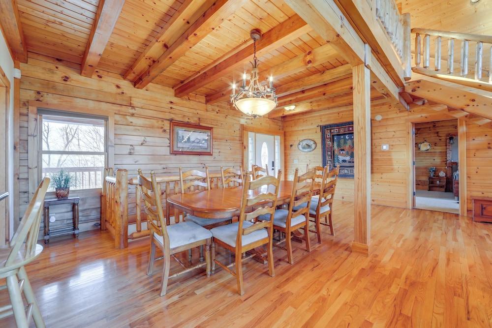 Luxury Mountain Cabin With Hot Tub & Pool Table!