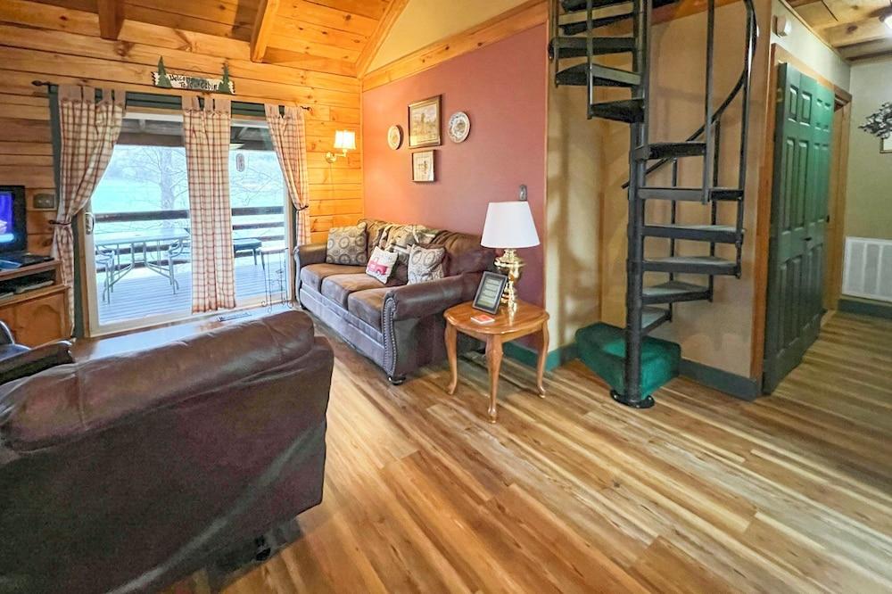 Serene Cabin in the Smokies w/ 2 Decks & Hot Tub!