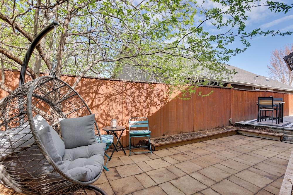 Bright Bend Home w/ Patio < 3 Mi to Downtown!