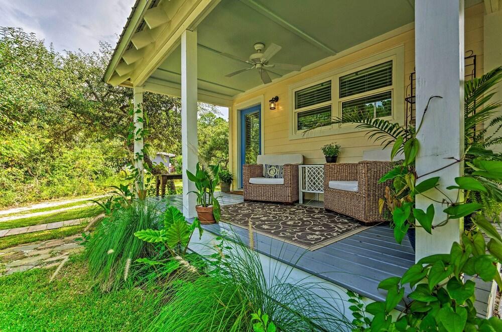 Tropical Studio: 1/4 Mi to Public Beach Access!