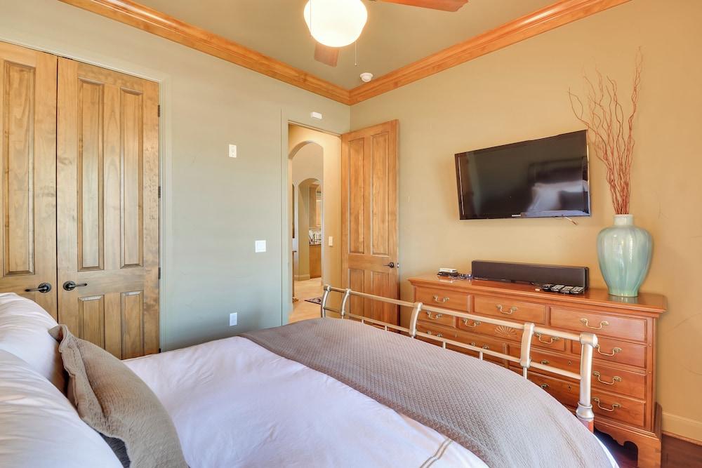 Top-floor Lake-view Condo w/ Boat Dock Access