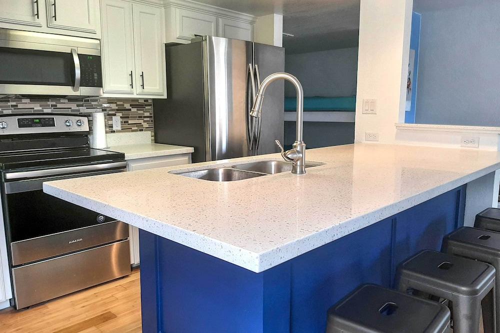 Beach Digs: Walk to Restaurants, Bars & Ocean