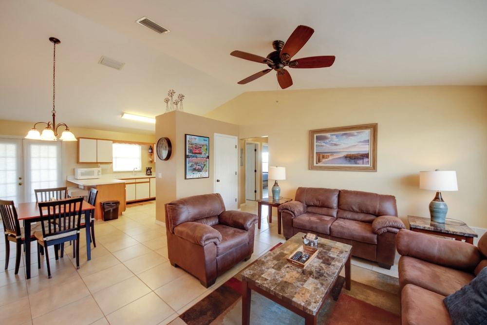 Screened Porch + Pool Access: Cozy Sebring Condo