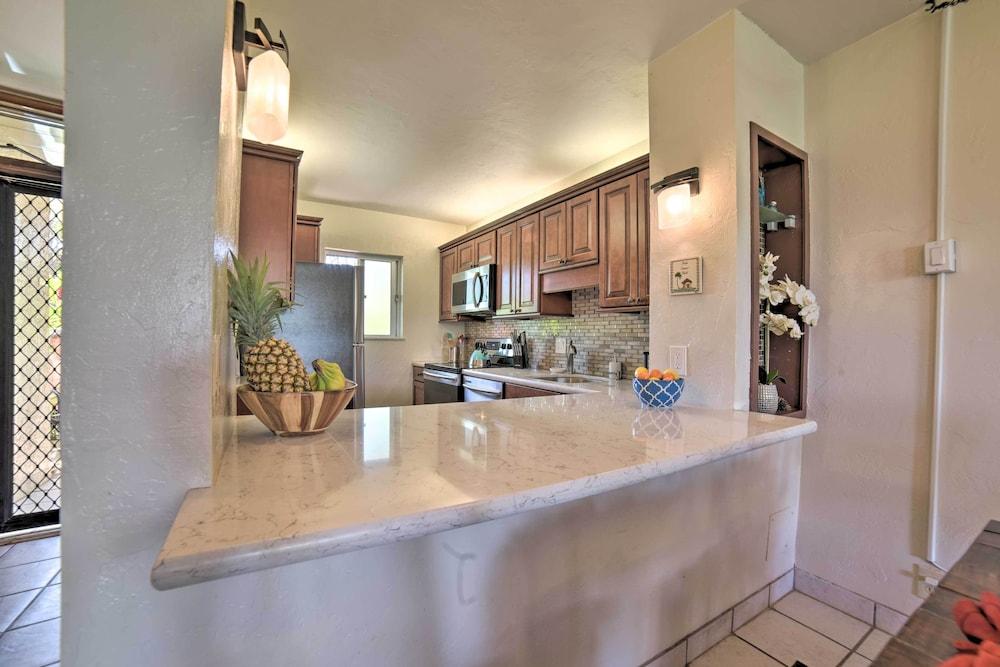 Ocean-view Kihei Condo w/ Lanai: Steps to Beach!