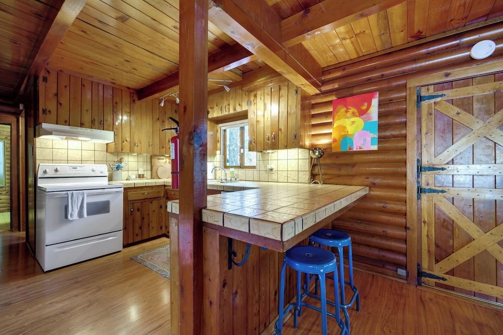 Boutique + Artsy Log Cabin in North Lake Tahoe!