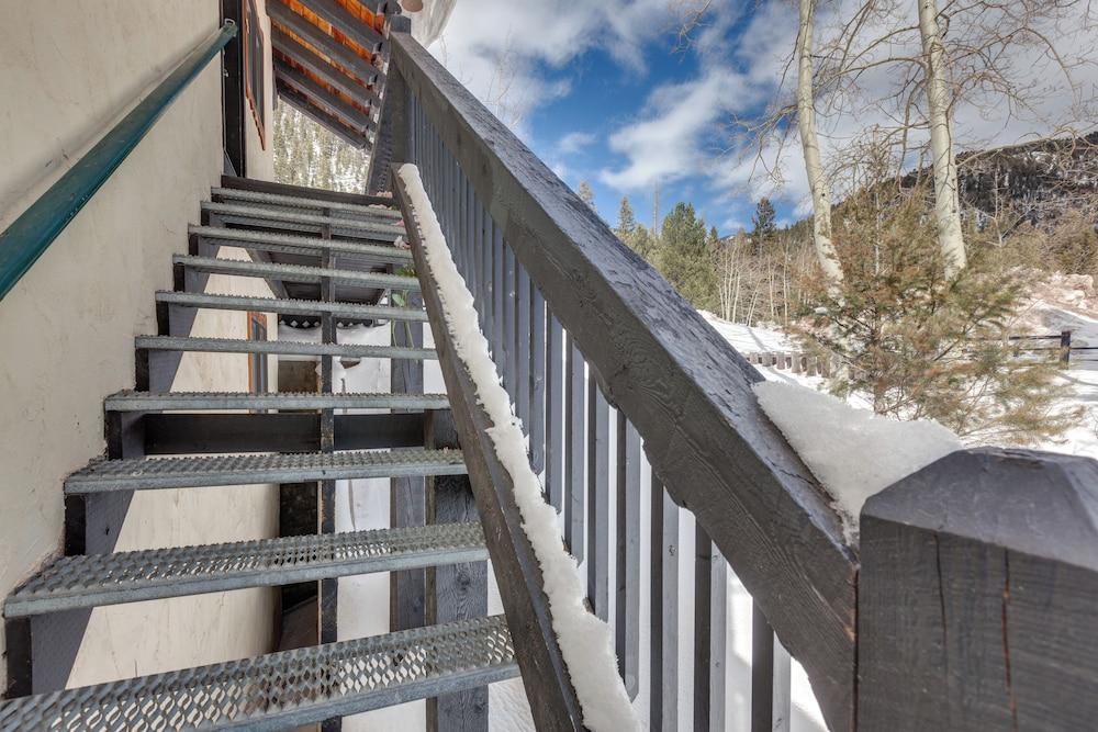 Cozy Streamside Studio - 2 Mi to Taos Ski Resort!
