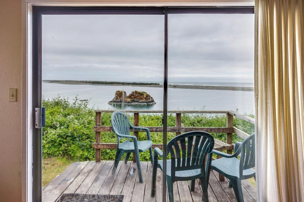 Smith River Vintage Cabin: Oceanfront Deck + Views
