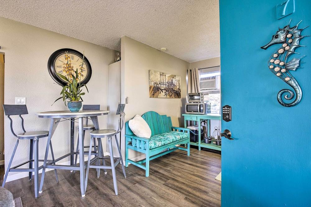 Sunny Central Condo: Lanai & Community Pool Access