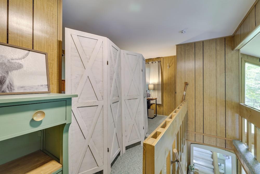 1 Block to Lake: Poconos Getaway w/ Fire Pit!