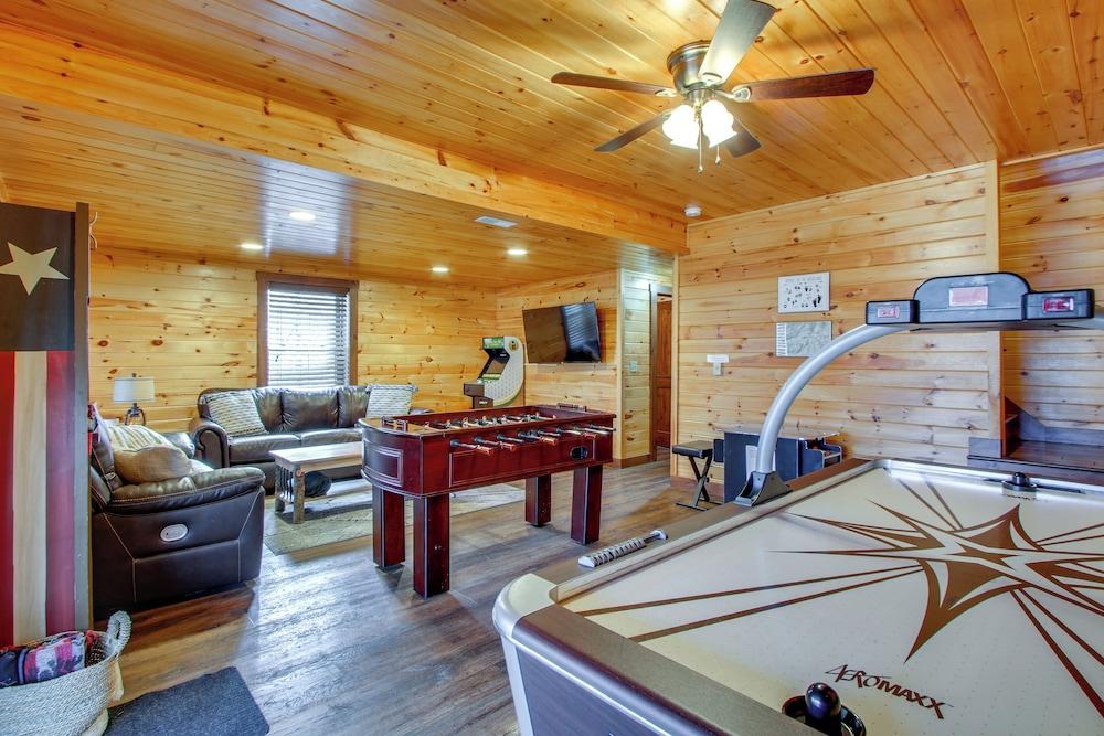 'serenity Now' Cabin w/ Fire Pit + Game Room!