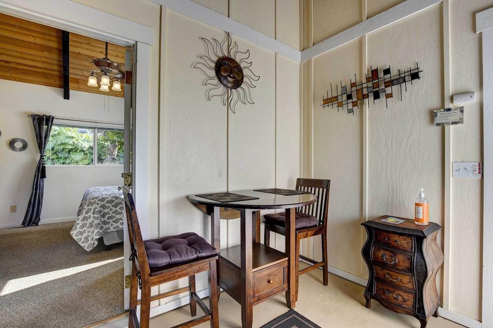 Cozy Kona Coast Apt w/ Lanai ~ 8 Miles to Beach!