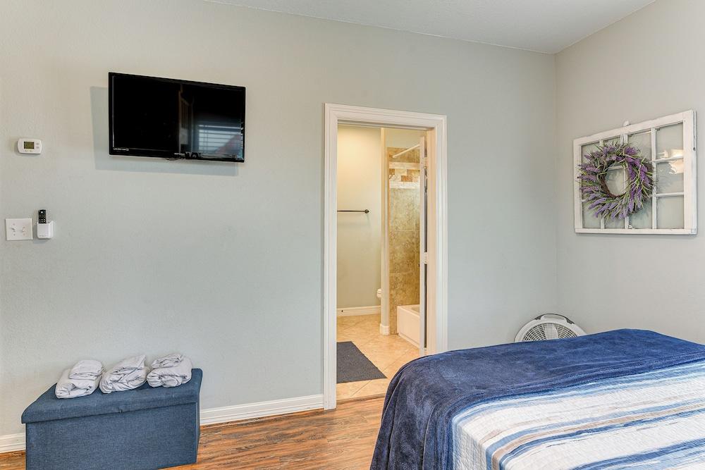 Steps to Surfside Beach: Large Group Gulf Retreat