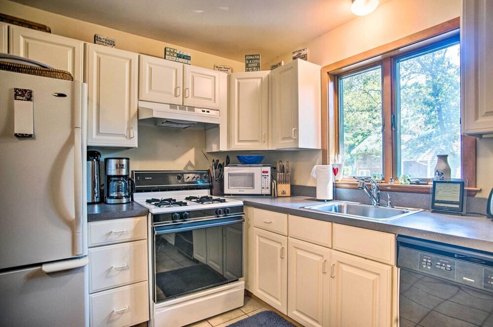 Vineyard Gem < 2 Mi to Beach & Oak Bluffs!