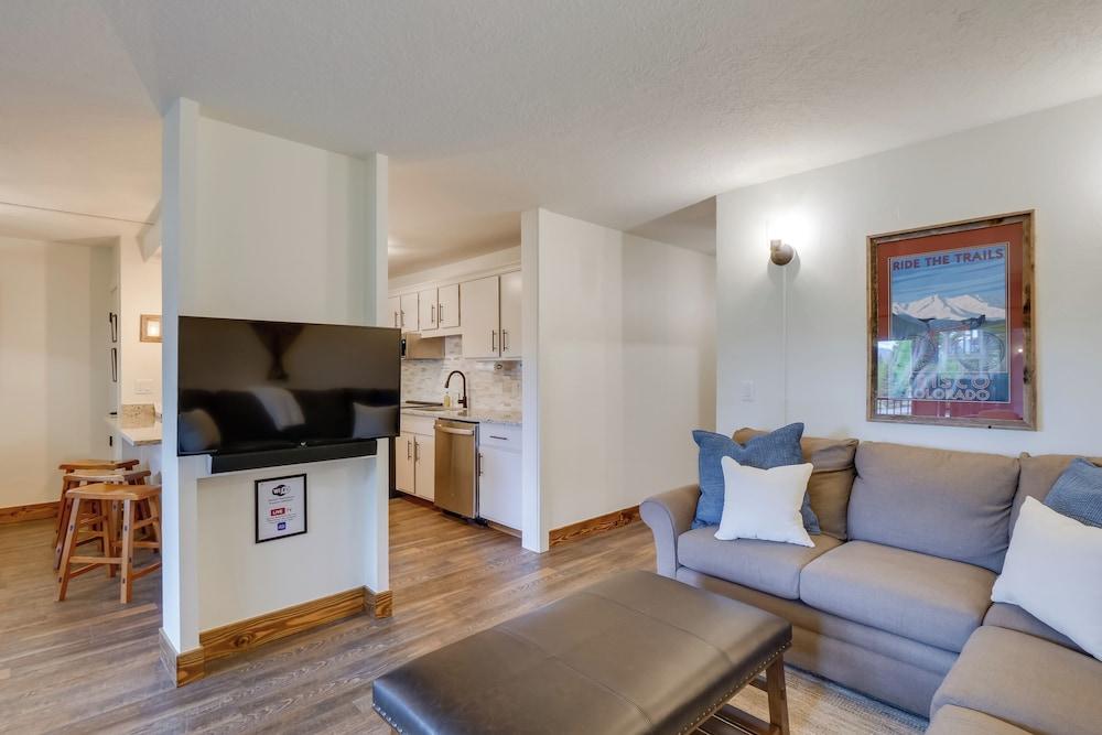 Walk to Ski Shuttle: Cozy Mountain Meadows Condo