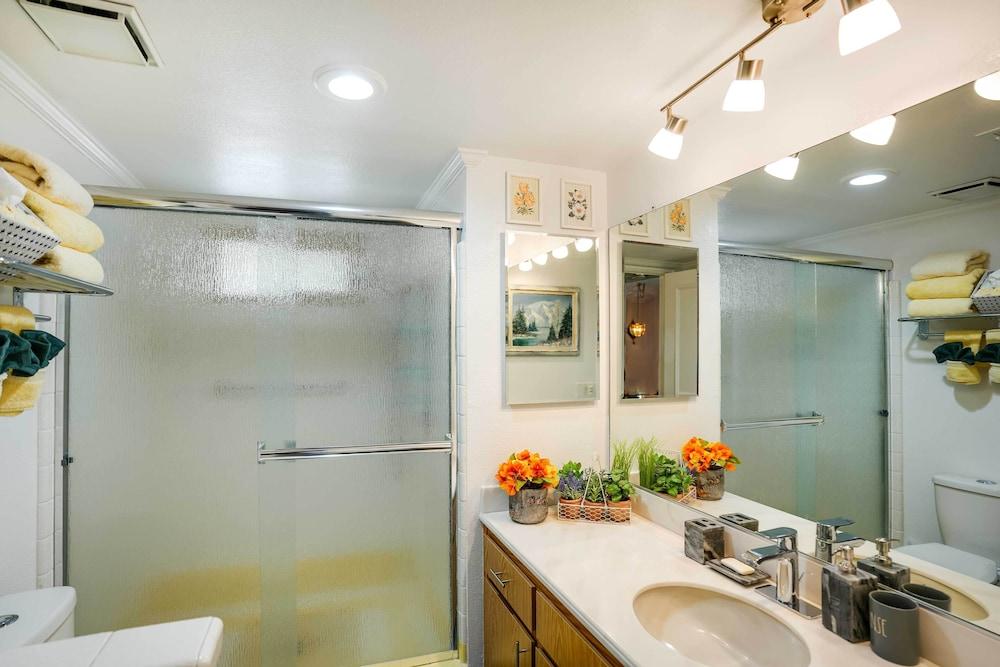 Golf Course View & Pool Access: Palm Desert Condo