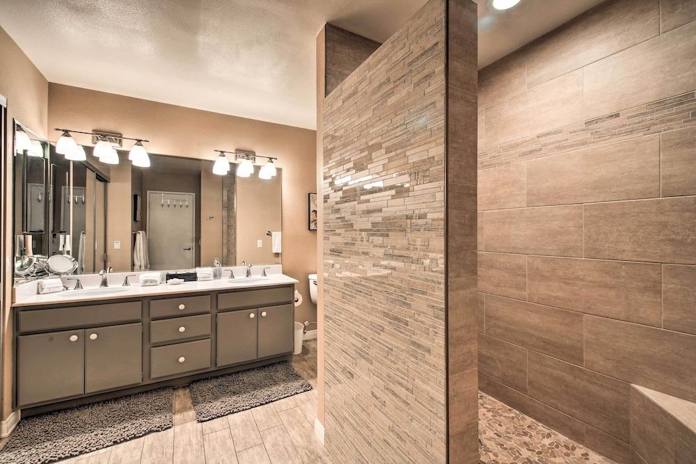 6 Mi to El Paseo: Gem w/ Pool Access!