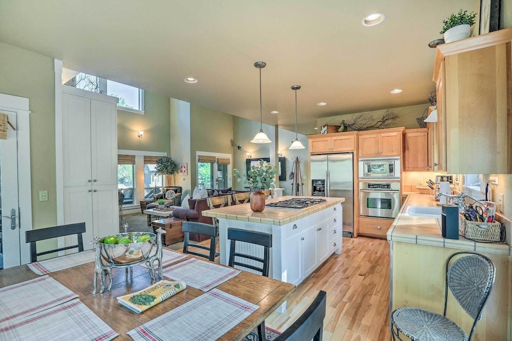 Stunning Bend Retreat < 20 Mi to Mt Bachelor!