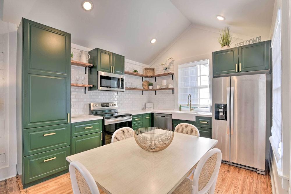 Near Beach & Strand: Bright Cottage in Galveston