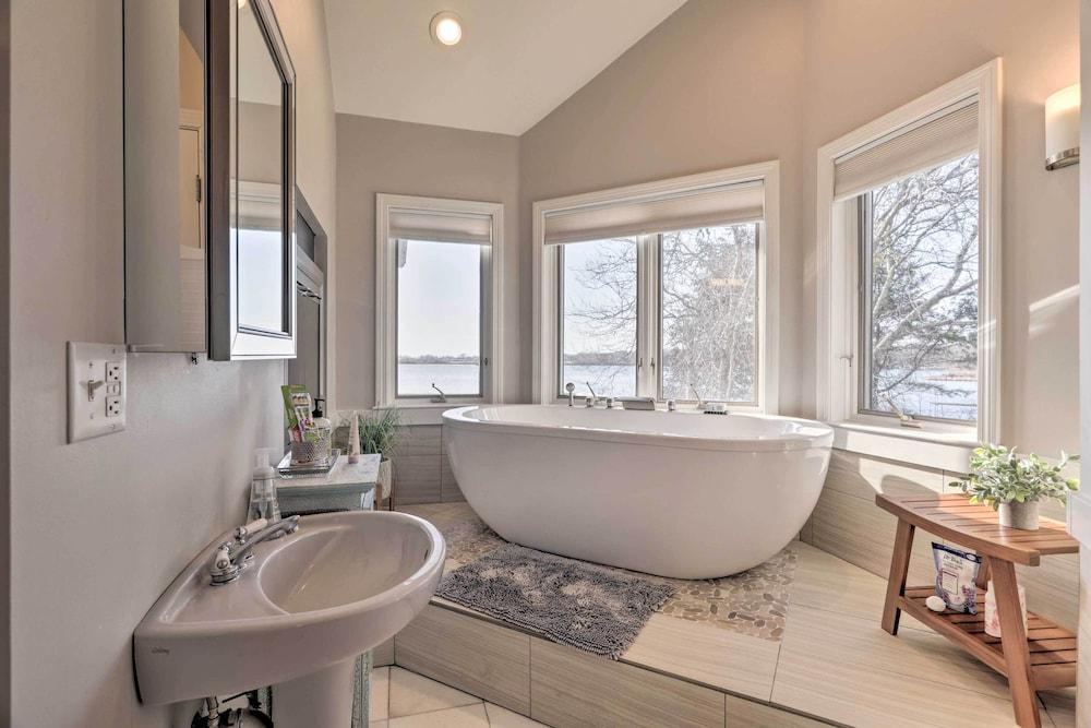 Kayaks, Deck & Pond Access: Rhode Island Retreat!