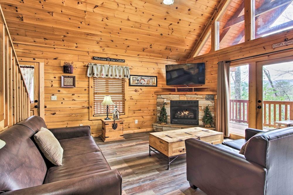 3 Mi to Gatlinburg: Cabin w/ Deck & Pool Table!