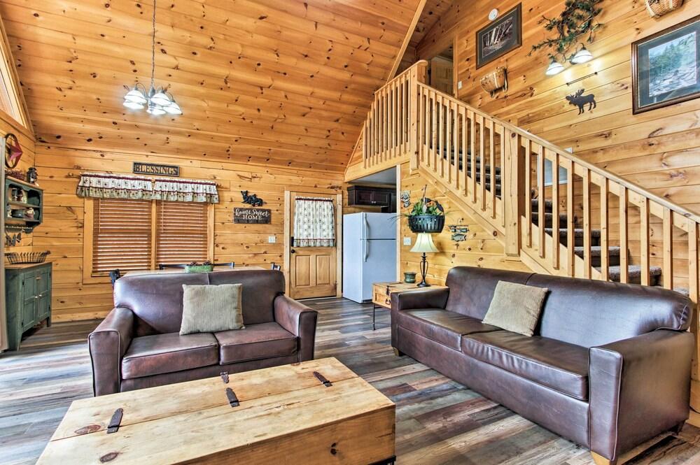 3 Mi to Gatlinburg: Cabin w/ Deck & Pool Table!