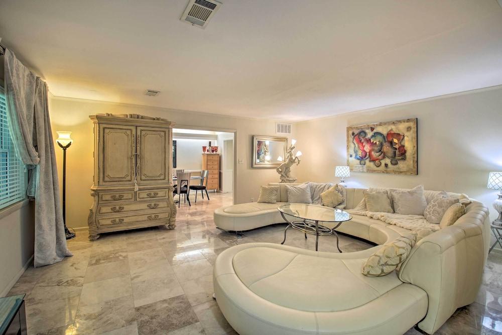 Hot Tub & Yard: Spacious Hot Springs Home!