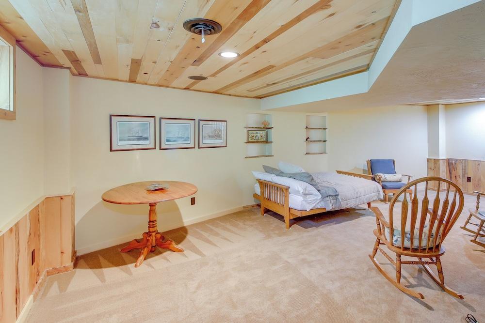 Idyllic Sturgeon Bay Cabin w/ Fire Pit + View